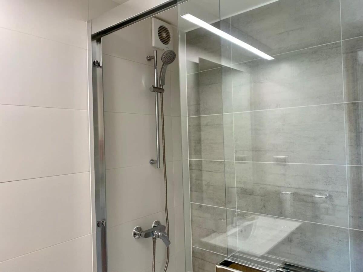 Comodo Depto, En Gran Terraza Y Parking Servicio Hom Apartamento *